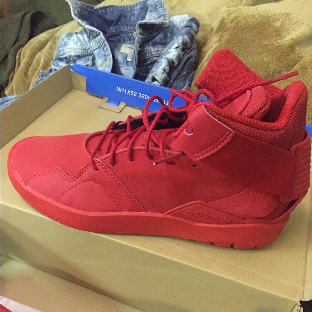 New Adidas Red Crestwood Mid